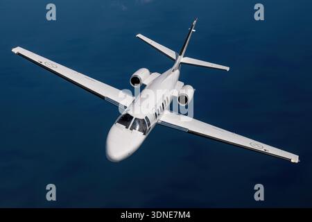 In dieser Luftaufnahme zeigt die Cessna 550 Citation Bravo SE‑RMI der schwedischen Luftwaffe ihren stromlinienförmigen Rumpf und ihre Tiefflügelanordnung. Der Bravo ist ein leichtes zweimotoriges Flugzeug mit zwei Pratt & Whitney Canada PW530A Turbofan-Motoren und unterstützt historische Flugmissionen. Die unter Druck stehende Kabine und das Cockpit sind unter der Dachlinie zu sehen, während die Farben der Swedish Classic Jets ihre Rolle bei Flugvorführungen bei Flugveranstaltungen belegen. Stockfoto