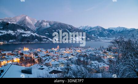 Zell am See Winterblick während der blauen Stunde in der Abenddämmerung, Salzburger Land, Österreich Stockfoto