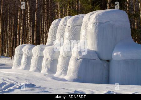 Skandinavien, Lappland, Finnland. Rovaniemi, Strohballen im Schnee Stockfoto
