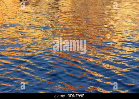 Italien, Ligurien, Genua, Boccadasse, Reflexionen im Wasser des alten Fischereihafens. Stockfoto