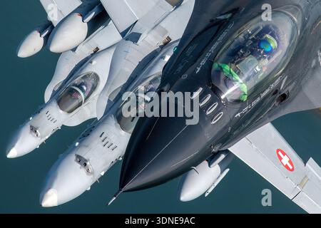 Belgische Luftwaffe F-16AM Fighting Falcon 'Dream Viper', Reg. FA-87, Seriennr. 6H-87, und F/A-18C Hornets der Schweizer Luftwaffe, Reg. J-5008 (1336/SFC008) und J-5016 (1363/SFC016) werden in Nahaufnahmen von Piloten und Luftaufnahmen über der Luft während der Einzel- und Formationsflugzeuge auf der Turku Airshow 2023 in Finnland erfasst. Die F-16AM ist ein einmotoriger Mehrzweckjäger mit Pratt & Whitney F100-PW-220 Turbofan, während die F/A-18C zwei General Electric F404-GE-402-Motoren verwendet. Die Bilder heben die Lackierung, die Heckkunst, das Cockpit, die Flügelkonfiguration und das Manövrieren während des Fluges hervor. Stockfoto