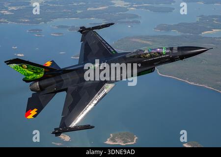 Die belgische Luftwaffe F-16AM Fighting Falcon, Dream Viper FA-87, Serie 6H-87, auf der Turku Airshow 2023 als Solo gezeigt. Dieser einmotorige Mehrzweck-Überschalljäger verfügt über einen Pratt & Whitney F100-PW-220 Turbofan-Motor, eine Luftblase, führende Erweiterungen und ein Fly-by-Wire-System. Luft-Luft-Perspektiven und Nahaufnahmen der Piloten heben Kunstflugmanöver, Agilität und Präzision bei Flugvorführungen hervor. Individuelle Lackierungen und Heckbilder betonen die Lackierung. Stockfoto