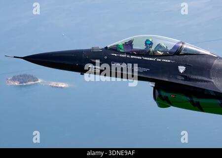 Im Air-to-Air-Flug auf der Turku Airshow in Finnland im Jahr 2023 wird ein belgischer Luftwaffe General Dynamics F‑16AM Fighting Falcon, Kennzeichen FA‑87 seriell 6H‑87, mit dem Namen Dream Viper mit spezieller Lackierung und Tail Art, während einer Solo-Kunstausstellung aus der Nähe eines Piloten aufgenommen. Die F‑16AM ist ein einmotoriger Überschall-Mehrzweckjäger mit einem Pratt & Whitney F100‑PW‑220 Turbofan-Motor, fortschrittlichen Avionik- und Radarsystemen und einer 20-mm-Vulkankanone M61A1 für taktische Demonstrationsflugzeuge. Stockfoto