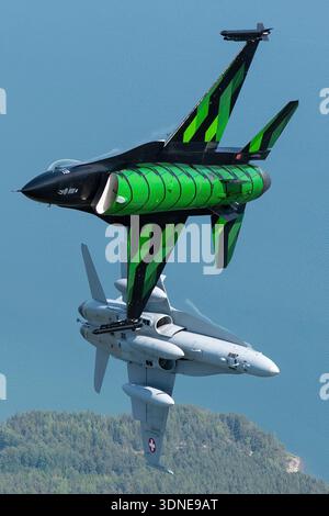 Die belgische Luftwaffe F-16AM „Dream Viper“ (FA-87, 6H-87) und die Schweizer F/A-18C Hornet (J-5008, 1336/SFC008) führen Solo- und Formationsflugzeuge mit Bank- und Unterseitenmanövern während der Turku Airshow 2023 in Finnland durch. Der F-16AM wird von einem einzelnen Pratt & Whitney F100-PW-220 Turbofan angetrieben, und der F/A-18C verwendet zwei General Electric F404-GE-402-Motoren. Das Flugzeug zeigt Lackierung, Heckkunst, Flügeldesign, Rumpf, Cockpit, und aerodynamische Leistung während des Luft-Luft-Fluges. Stockfoto