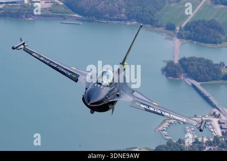 Ein belgischer Luftwaffe General Dynamics F‑16AM Fighting Falcon, Kennzeichen FA‑87 Serial 6H‑87, mit dem Spitznamen Dream Viper, mit individueller Lackierung und Tail Art, wird in Nahaufnahmen von Piloten und von oben während einer Kunstflugschau auf der Turku Airshow in Finnland im Jahr 2023 gezeigt. Die F‑16AM ist ein einmotoriger Überschall-Mehrzweckjäger, angetrieben von einem Pratt & Whitney F100‑PW‑220 Turbofan mit fortschrittlicher Avionik, Radar und einer 20-mm-Vulkankanone M61A1, die Agilität und Kontrolle im taktischen Flug demonstriert. Stockfoto