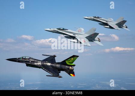 Belgische F-16AM 'Dream Viper', Reg. FA-87 und Swiss F/A-18C Hornets, Reg. J-5008 und J-5016 führen Kunstflugzeuge auf der Turku Airshow 2023 in Finnland durch. Diese Multifunktionsjäger haben ein niedriges Design, eine Luftblase, eine individuelle Lackierung, eine Heckkunst, eine fortschrittliche Avionik, Rumpf, Steuerflächen und Wingtip-Manövrieren. Das Luft-Luft-Display zeigt Manövrierbarkeit, Präzision, Flugleistung und die Möglichkeiten zur Demonstration der öffentlichen Luftfahrt. Stockfoto