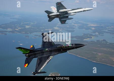 Die belgische F-16AM FA-87, Serie 6H-87, und die Schweizer F/A-18C Hornet J-5008, Serie 1336/SFC008, führen auf der Turku Airshow 2023 Kunstflugzeuge durch. Der F-16AM verfügt über einen Turbolüftermotor F100-PW-220, eine Luftblase und eine Fly-by-Wire-Steuerung, während der F/A-18C mit Motoren F404-GE-402, modernsten Erweiterungen und Multifunktionsfähigkeit ausgestattet ist. Air-to-Air-, Bank- und Unterseitenansichten heben Präzision, Agilität und Displaymanöver mit individueller Lackierung und Heck-Kunst hervor. Stockfoto