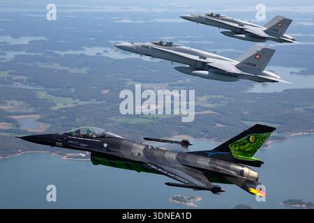 Belgische F-16AM 'Dream Viper', Reg. FA-87, Seriennummer 6H-87 und Swiss F/A-18C Hornissen, Reg. J-5008 und J-5016 führen Kunstflugzeuge auf der Turku Airshow 2023 durch. Flugzeuge verfügen über eine niedrige Flügelkonfiguration, Luftblase, Multifunktionsfähigkeit, individuelle Lackierung, Heckkunst, Rumpf, Steuerflächen, Flügelspitzen-Manövrieren und fortschrittliche Avionik. Air-to-Air-Display zeigt die Präzision des Fluges und die öffentliche Demonstration taktischer Mehrzweckkämpfer. Stockfoto