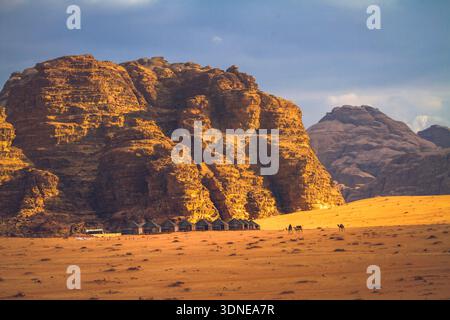 Naher Osten, Jordanien, Wadi Rum Wüste, ein Beduinenlager am Fuße eines Berges Stockfoto