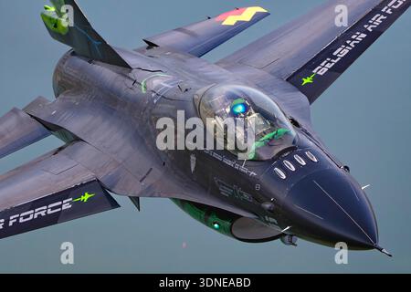 F-16AM Fighting Falcon 'Dream Viper' von der belgischen Luftwaffe FA-87, 6H-87, führt auf der Turku Airshow 2023 in Finnland Kunstflugmanöver durch. Das Flugzeug ist ein einsitziger Mehrzweckjäger mit Pratt & Whitney F100-PW-220E-Motor, Fly-by-Wire-Steuerung, fortschrittlicher Avionik und maßgeschneiderter Lackierung mit Heckdesign. Die Luft-Luft-Ansicht von oben erfasst Präzision, Agilität und taktische Leistung in Kunstflugzeugen. Stockfoto