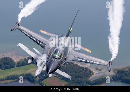 Die belgische Luftwaffe F-16AM Fighting Falcon FA-87 führt zusammen mit der Schweizer Luftwaffe F/A-18C Hornet J-5008 auf der Turku Airshow 2023 in Finnland ein Luftmanöver durch. Die einmotorige F-16AM, angetrieben von einem Pratt & Whitney F100 Turbofan, zeigt das Dream Viper-Gedenklackiersystem und das Rauchsystem, das für Kunstflugroutinen verwendet wird. Der zweimotorige F/A-18C mit General Electric F404-Turboventilatoren sorgt für eine enge Formgebung. Beide Flugzeuge werden während einer offiziellen Militärflugdemonstration gefangen genommen. Stockfoto