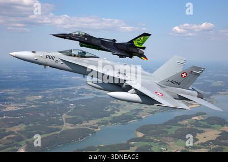 Belgische F-16AM 'Dream Viper', Reg. FA-87 und Swiss F/A-18C Hornets, Reg. J-5008, führen Sie Kunstflugzeuge auf der Flugschau Turku 2023 durch. Zu den Merkmalen gehören eine niedrige Flügelkonfiguration, Luftblase, Multifunktionsfähigkeit, benutzerdefinierte Lackierung, Heckgrafik, fortschrittliche Avionik, Rumpf, Steuerflächen und Wingtip-Manövrieren. Air-to-Air-Display zeigt Flugleistung, Präzision und Demonstrationsmöglichkeiten für die öffentliche Luftfahrt. Stockfoto