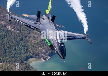 Die belgische Luftwaffe General Dynamics F-16AM Fighting Falcon FA-87 wird während einer Solo-Kunstflugroutine auf der Turku Airshow in Finnland 2023 gezeigt. Das Flugzeug wird von einem Pratt & Whitney F100 Turbofan-Motor angetrieben und verfügt über die spezielle Lackierung von Dream Viper. Rauch aus dem Anzeigesystem hebt das Manöver hervor. Die Nahansicht zeigt das Cockpit und den Piloten während eines offiziellen militärischen Demonstrationsflugs. Stockfoto