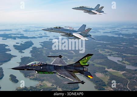 Die belgischen F-16AM-Kämpfe gegen Falcon FA-87 und die Schweizer F/A-18C Hornets J-5008 und J-5016 werden auf der Flugschau Turku in Finnland 2023 gezeigt. Beide Flugzeuge führen Präzisionsflugzeuge auf Solo- und Formationsflügen mit unverwechselbarer Heckkunst und individueller Farbe aus. Die F-16AM verfügt über einen Pratt & Whitney F100-PW-220 Turbofan mit Nachbrenner, und die F/A-18C Hornets haben zwei General Electric F404-GE-402-Motoren. Nahaufnahmen und Luft-Luft-Perspektiven zeigen Cockpit- und Manövrierdetails. Stockfoto