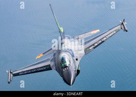 Belgische Luftwaffe F-16AM Fighting Falcon 'Dream Viper', Reg. FA-87, Seriennummer 6H-87, führt auf der Turku Airshow 2023 in Finnland Kunstflugzeuge durch. Angetrieben von einem einmotorigen Pratt & Whitney F100-PW-220 Turbofan, verfügt der Mehrzweckjäger über eine Luftblase, ein Tiefflügel-Design, eine Heckgrafik, eine individuelle Lackierung, einen Rumpf, Steuerflächen und Flügelkonfiguration. Die Nahaufnahme des Piloten und die Luft-Luft-Perspektive verdeutlichen die Flugleistung und die Manövrierfähigkeit. Stockfoto