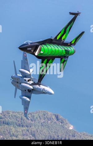 Die belgische Luftwaffe F-16AM kämpfte Falcon FA-87 und die Schweizer Luftwaffe F/A-18C Hornet werden während einer Luft-Luft-Sequenz auf der Flugschau Turku in Finnland 2023 gezeigt. Die F-16AM, angetrieben von einem Pratt & Whitney F100 Turbofan-Motor, trägt die spezielle Dream Viper-Lackierung, die von der Unterseite sichtbar ist. Die F/A-18C Hornet verfügt über zwei General Electric F404 Turbolüfter und Standard-Servicekennzeichnungen. Das Bild dokumentiert einen kontrollierten Kunstflug, der im Rahmen einer offiziellen Militärausstellung durchgeführt wurde. Stockfoto