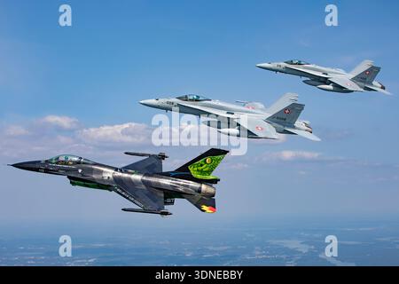Auf der Flugschau Turku 2023 führten die belgischen Luftwaffe F-16AM FA-87 und die Schweizer F/A-18C Hornets J-5008 und J-5016 dynamische Kunstflugausstellungen durch. Die Jets sind mit einzigartiger Heckgrafik und individueller Farbe ausgestattet. Die F-16AM verfügt über einen Pratt & Whitney F100-PW-220 Turbofan, während die F/A-18C Hornets zwei General Electric F404-GE-402-Motoren verwenden. Fotos zeigen Formation und Alleinflug, Nahaufnahmen im Cockpit und Luft-Luft-Winkel, die die Luftleistung einfangen. Stockfoto