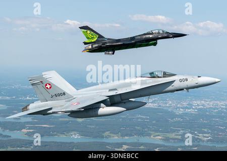 Belgische F-16AM Fighting Falcon 'Dream Viper', Reg. FA-87, Seriennummer 6H-87 und Swiss F/A-18C Hornet, Reg. J-5008 (1336/SFC008) wird auf der Turku Airshow 2023 in Finnland gezeigt. Der F-16AM wird von einem Pratt & Whitney F100-PW-220 Turbofan-Motor angetrieben; der F/A-18C hat zwei General Electric F404-GE-402-Motoren. Nahaufnahmen von Piloten und Luft-Luft-Ansichten heben die Form des Flügels, den Rumpf, das Heckbild, die Lackierung, das Baldachin hervor. und Manövrieren während des Fluges. Stockfoto