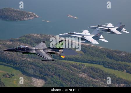 Belgische Luftwaffe F-16AM Fighting Falcon 'Dream Viper', Reg. FA-87, Seriennummer 6H-87 und Swiss F/A-18C Hornissen, Reg. J-5008 und J-5016, Seriennummern 1336/SFC008 und 1363/SFC016, führen Formationsflugzeuge auf der Turku Airshow 2023 in Finnland durch. Flugzeuge verfügen über eine niedrige Flügelkonfiguration, Luftblase, Multifunktionsfähigkeit, individuelle Lackierung, Heckkunst, fortschrittliche Avionik, Steuerflächen, Rumpf und Flügelspitzen. Air-to-Air-Display betont präzise Flugleistung und öffentliche Demonstration. Stockfoto
