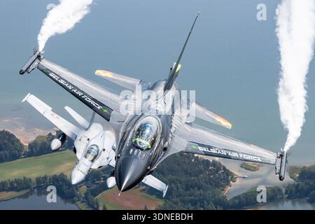 Belgische F-16AM 'Dream Viper', Reg. FA-87 und Swiss F/A-18C Hornets, Reg. J-5008 und J-5016 führen Formationsflugzeuge mit Blick über der Turku Airshow 2023 durch. Beide Flugzeuge verfügen über Multifunktionsfähigkeit, Tiefflügel-Konfiguration, Luftblase-Haube, individuelle Lackierung, Heckkunst, fortschrittliche Avionik, Rumpf, Steuerflächen und Flügelstrukturen, die Luft-Luft-Manövrieren und Flugleistung für das öffentliche Publikum demonstrieren. Stockfoto