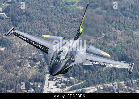 F-16AM Fighting Falcon, belgische Luftwaffe, Kennzeichen FA-87, Serie 6H-87, führt auf der Turku Airshow 2023 Kunstflugmanöver durch. Dieser einmotorige Überschalljäger mit Pratt & Whitney F100-PW-220E Turbofan, bekannt als Dream Viper, demonstriert Agilität, Geschwindigkeit und Manövrierfähigkeit. Das Bild zeigt Rumpf, Flügel, Cockpit, Heck, Fahrwerk, kundenspezifische Lackierung und Betriebskennzeichnungen, die die Leistung und die Air-Display-Funktionen hervorheben. Stockfoto