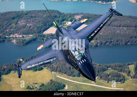 Der belgische F-16AM Fighting Falcon 'Dream Viper', FA-87, 6H-87, führt auf der Turku Airshow 2023 in Finnland einen Kunstflug durch. Einsitziger Pratt & Whitney F100-PW-220E-Motor, Fly-by-Wire, fortschrittliche Avionik, individuelle Heckbilder und Anstrichfarben. Die Luft-Luft-Perspektive von oben hebt die Präzision des Flugzeugs, die Agilität und die Multifunktionsfähigkeit des Kampfes während der Präsentation hervor. Stockfoto