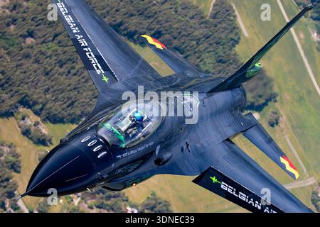 F-16AM Fighting Falcon 'Dream Viper' von der belgischen Luftwaffe, FA-87, 6H-87, führt einen Kunstflug auf der Turku Airshow 2023 in Finnland durch. Dieser einsitzige Mehrzweckjäger verfügt über einen Pratt & Whitney F100-PW-220E-Motor, Fly-by-Wire-Bedienelemente, fortschrittliche Avionik sowie individuelle Lackierungen und Heckbilder. Die Luft-Luft-Ansicht von oben erfasst präzise Manöver, Agilität und taktische Fähigkeiten des Flugzeugs während der Kunstflugvorführung. Stockfoto