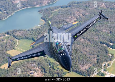 Die belgische Luftwaffe F-16AM Fighting Falcon FA-87, Serie 6H-87, Dream Viper, führt auf der Turku Airshow 2023 einen Kunstflug durch. Dieser einmotorige Mehrzweckjäger mit Überschallmotor, angetrieben von Pratt & Whitney F100-PW-220E Turbofan, wird in der Nahansicht der Pilotenansicht Luft-Luft gezeigt. Flugzeugmerkmale umfassen Rumpf, Flügel, Heck, Cockpit, Fahrwerk, individuelle Lackierung, Heckgrafik und Betriebsmarkierungen, die Agilität, Manövrierfähigkeit und Geschwindigkeit bei der Displayleistung demonstrieren. Stockfoto