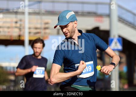 Der flexible Arm des Läufers während eines Rennens Stockfoto
