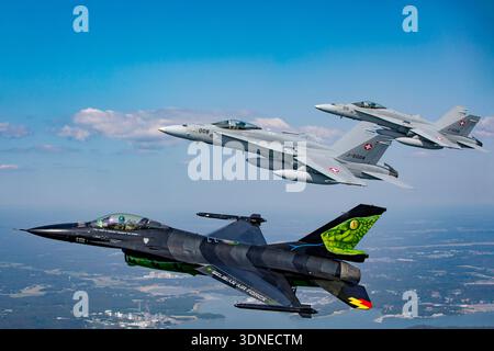 Die belgischen F-16AM FA-87 und die Schweizer F/A-18C Hornets J-5008 und J-5016 werden auf der Turku Airshow 2023 gezeigt. Die Flugzeuge haben maßgeschneiderte Lackierungen und Tail-Art, die in Formation und Solo fliegen. Die F-16AM verfügt über einen Pratt & Whitney F100-PW-220 Turbofan, während die F/A-18C Hornets zwei General Electric F404-GE-402-Motoren haben. Aus der Nähe des Cockpits und der Luft-Luft-Ansicht zeigen Manövrieren, Präzisionsfliegen und Flugleistung. Stockfoto