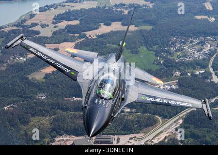 Die belgische Luftwaffe General Dynamics F-16AM Fighting Falcon, Kennzeichen FA-87, Serie 6H-87, bekannt als Dream Viper, führt auf der Turku Airshow 2023 eine Kunstflugschau durch. Der einmotorige Überschalljäger mit Pratt & Whitney F100-PW-220E Turbofan-Motor wird in einer Luftbild-Pilotansicht aus der Nähe gezeigt. Das Flugzeug verfügt über maßgeschneiderte Lackierungen, Heckbilder, Rumpf, Flügel, Cockpit, Flugzeugrahmen und nationale Markierungen, die Agilität, Geschwindigkeit und Manövrierbarkeit beim Flugausdruck hervorheben. Stockfoto