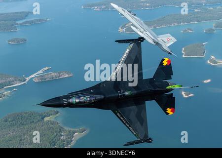 Die belgische F-16AM „Dream Viper“ (FA-87, 6H-87) und die Schweizer F/A-18C Hornet (J-5008, 1336/SFC008) werden auf der Turku Airshow 2023 in Finnland bei Kunstflugzeugen über Kopf, Bank und Zoom Climb aufgenommen. Der F-16AM wird von einem einmotorigen Pratt & Whitney F100-PW-220 Turbofan angetrieben; der F/A-18C verwendet zwei General Electric F404-GE-402-Motoren. Die Bilder zeigen Rumpf, Flügel, Schwanzgrafik, Baldachin, Lackierung, und kontrollierter Flug während Solo- und Formationsluftvorführungen. Stockfoto