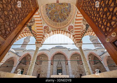 Weitwinkelansicht der reich verzierten Kuppeln und Bögen der UC Serefeli Moschee, einem osmanischen Meisterwerk aus dem 15. Jahrhundert in Edirne, Türkei, aufgenommen bei Tageslicht. Stockfoto