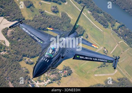 Der belgische F-16AM Fighting Falcon, FA-87, 6H-87 „Dream Viper“, führt auf der Turku Airshow 2023, Finnland, eine Kunstflugshow durch. Der einsitzige Kampfflugzeug wird von einem Pratt & Whitney F100-PW-220E Turbofan angetrieben, verfügt über eine Fly-by-Wire-Steuerung, fortschrittliche Avionik und eine besondere Lackierung und Heckkunst. Die Luft-Luft-Ansicht von oben zeigt präzise Kunstflugmanöver und multifunktionale Kampffähigkeiten des Flugzeugs. Stockfoto