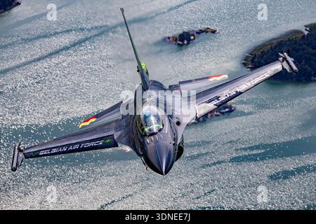 Die belgische Luftwaffe F-16AM Fighting Falcon, Kennzeichen FA-87, Serie 6H-87, genannt „Dream Viper“, führt auf der Turku Airshow 2023 in Finnland eine Kunstflugschau durch. Der einsitzige Mehrzweckjäger wird von einem Pratt & Whitney F100-PW-220E Turbofan-Motor angetrieben, der mit Fly-by-Wire-Bedienelementen, fortschrittlicher Avionik und individueller Anstrich- und Heckkunst ausgestattet ist. Die Luft-Luft-Ansicht von oben erfasst präzise Kunstflugzeuge und hebt die Manövrierfähigkeit, taktische Fähigkeiten und Leistung des Flugzeugs in Formation und Solo-Displays hervor. Stockfoto