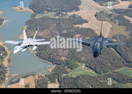 Die belgische Luftwaffe F-16AM kämpfte Falcon FA-87, Serie 6H-87, Dream Viper und die Schweizer Luftwaffe McDonnell Douglas F/A-18C Hornet J-5016, Serie 1363/SFC016, führen auf der Turku Airshow 2023 Kunstflug durch. Die F-16AM ist ein einmotoriger Überschall-Mehrzweckjäger mit F100-PW-220E Turbofan und die F/A-18C ist ein zweimotoriger Überschall-Mehrzweckjäger mit F404-GE-400 Turbofan-Motoren. Beide Flugzeuge zeigen individuelle Lackierung, Heckkunst, Rumpf, Flügel, Cockpit, und Manövrierbarkeit in der Luft-Luft-Ansicht von oben. Stockfoto