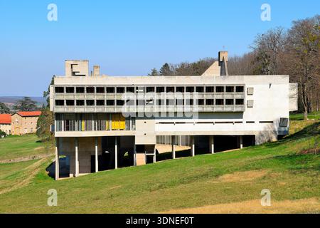 Vordere Erhebung des Klosters Sainte Marie de La Tourette bei Le Corbusier Stockfoto