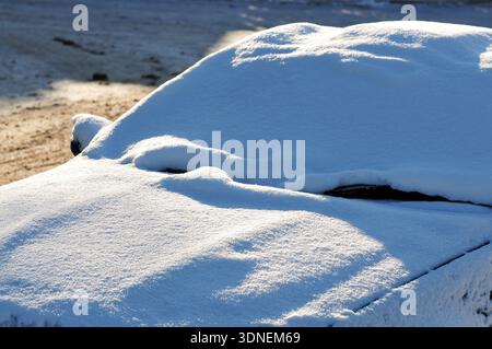 Auto unter Schnee Stockfoto