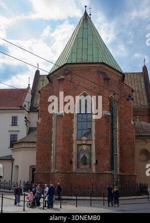 Blick auf die Kirche des hl. Franz Assisi in der Altstadt von Kraków, Polen. Stockfoto
