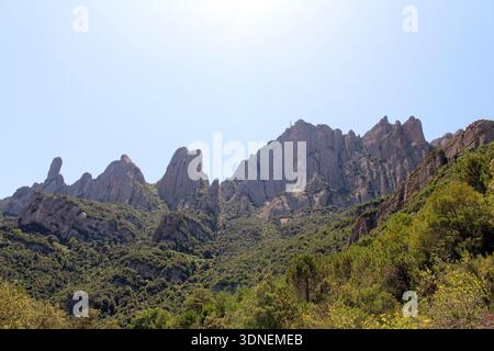 Felsige Berglandschaft von Montserrat von der Straße in Katalonien, Spanien, im Juli 2024 aufgenommen. Stockfoto