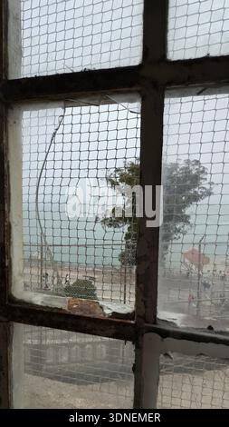 Blick durch ein vergittertes Gitterfenster im Alcatraz Federal Penitentiary Stockfoto