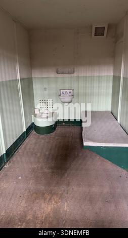 Innenansicht einer ehemaligen Häftlingszelle im Alcatraz Federal Penitentiary auf Alcatraz Island in San Francisco, Kalifornien Stockfoto