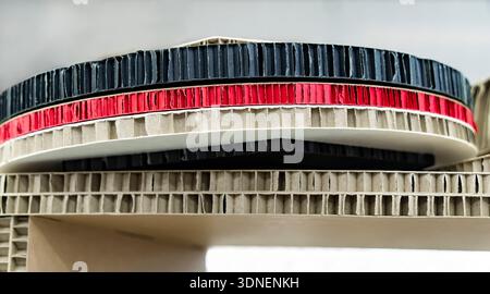 Hausmöbel aus Pappe. Künstlerisches Produkthandwerk Stockfoto