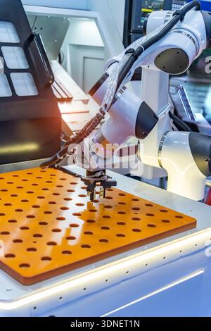 Roboterarm-Manipulator, Fertigung, Engineering, futuristisch, Ai, Technologiekonzept Stockfoto