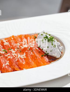 Lachsscheiben mit cremiger Sauce und Kräutern Stockfoto