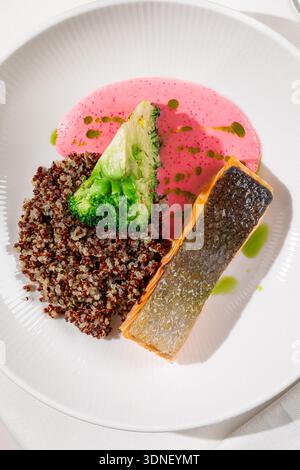Gegrillter Lachs mit Quinoa-Brokkoli und Sauce Stockfoto