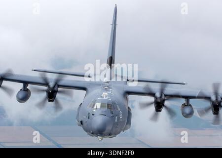 Diese Sicht zeigt eine USAF Lockheed Martin MC-130J Commando II, ein viermotoriges Turboprop-Sonderflugzeug auf Basis der C-130J Hercules-Plattform. Der MC-130J sorgt für eine niedrige Infiltration, die Versorgung von Lufttropfen und taktisches Betanken für spezielle Einsatzkräfte. Das Flugzeug, das während der USAFE Days 2023 gesehen wurde, weist robuste Fahrwerke und Hochflügelanordnung für verbesserte taktische Leistung auf. Stockfoto