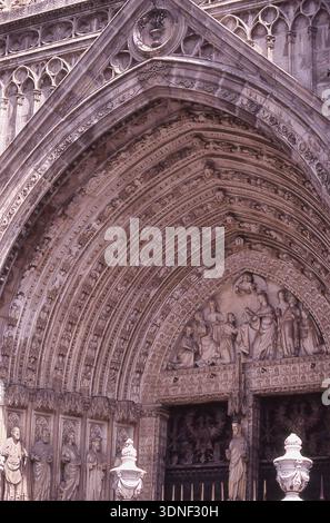 Toledo, Spanien, 1992. Architektonische Details auf dem Hauptportal der Primatial Metropolitan Cathedral der Heiligen Maria der Himmelfahrt. Stockfoto