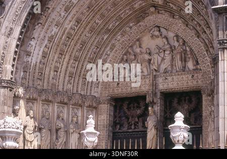 Toledo, Spanien, 1992. Architektonische Details auf dem Hauptportal der Primatial Metropolitan Cathedral der Heiligen Maria der Himmelfahrt. Stockfoto