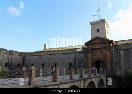 Schloss Montjuic auf einem Hügel, mit historischer Militärarchitektur und Blick auf die Küstenstadt, aufgenommen im Juli 2024. Stockfoto